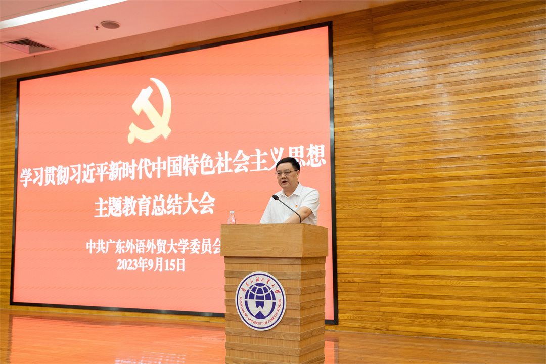 石佑启作报告.jpg